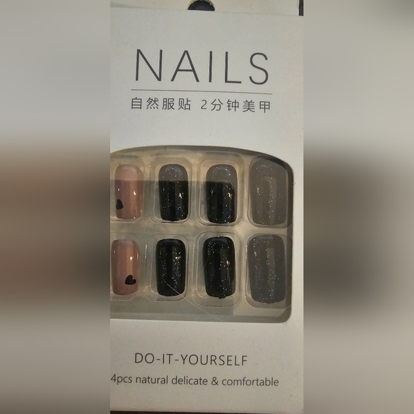 5 Sets of Fake Nails Variety - Picture 2 of 6